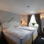 La Prairie Hotel